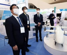 '수소 드론' 전시한 충남 도지사 …"똑똑, 서울시는 어떻나요"