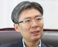 "정치인의 가장 큰 유혹은 관종"…조정훈의 '진짜 정치'