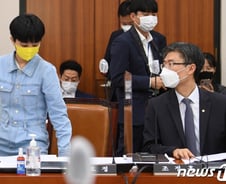 조정훈의 '빨간 여권'과 류호정의 '분홍 원피스'