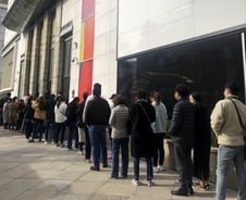 가격인상 루머에 터진 '샤넬 쇼핑대란'…"새벽부터 100명 줄"