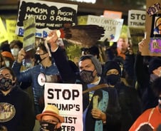 칼에 찔리고, 상점 부수고…결판 안난 대통령 선거, 미국 혼란