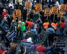 '개표 충돌' 몰려나온 지지자들…경찰 사이에 두고 아슬아슬 행진