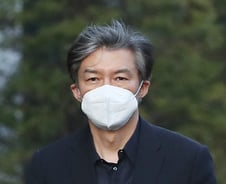 [단독]'조국 추정 ID, 여성 노출사진 게시' 기자  檢송치…명예훼손 혐의