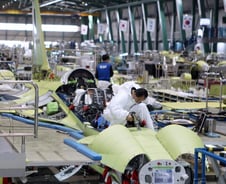 [르포]로봇이 조립하는 KAI 전투기…"오차 범위 0.002mm"