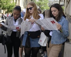 K팝 팬덤이 뭉쳤다…군무 아닌 저항 시작됐다