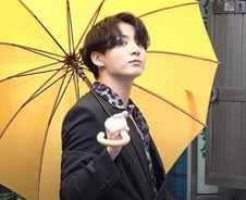 BTS '노란우산' 쓰자...'홍콩 지지' 팬덤 더 커졌다