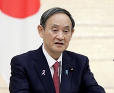 日스가의 '조삼모사'…폰 요금 깎아주고 세금 거둘게