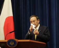 '아베 2.0' 스가, 출범 3개월 만에 궁지에 몰렸다