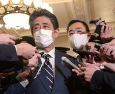 외톨이 아베…검찰은 칼 뽑고 스가는 등 돌렸다