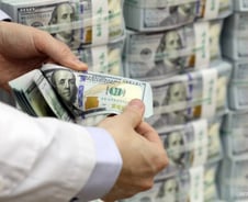 넘치는 달러, 백신이 거둬들일 수 있을까…2014년 사례 보니