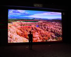 집콕에 전 세계도 초대형·초고가 TV 판매불티