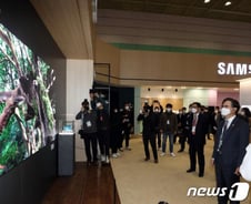 더 크게 보고 더 작게 숨겨라…'억' 소리 나는 TV의 진화