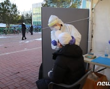 [르포] 코로나 무료검사소 '북적'…"혹시 다른 사람에 옮길까봐"