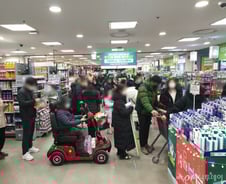 [르포]"사람 많아 무서울 정도"…'3단계 기로' 주말 대형마트 북적