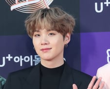 [단독] '11월초 어깨 수술' 슈가, 방탄소년단 광고 촬영 동참…복귀 시동?