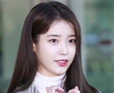 [단독] '기부천사' 아이유, 크리스마스 맞아 1억원 또 쾌척…선한 영향력 지속