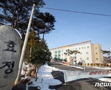 [르포]60명 무더기 확진 효정요양병원 가족 발길 이어져…생필품 전달도 못해 발 동동