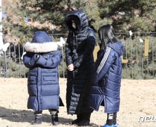 [사진] [단독]정인이 묘소 찾은 배우 이영애