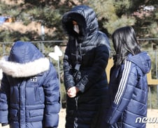 [사진] [단독]배우 이영애, 자녀들과 함께 정인양 묘소 찾아 추모