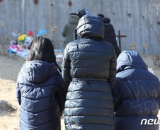 [사진] [단독] 정인이 묘소 찾아 추모하는 이영애