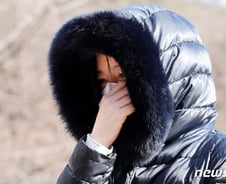 [단독] 이영애, 쌍둥이 자녀와 함께 정인이 묘소 찾아 '눈물'