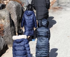 [사진] [단독] 정인이 묘소 찾아 추모하고 돌아가는 이영애 가족