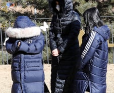 [사진] [단독] 이영애, 쌍둥이 자녀들과 정인이 묘소 찾아 추모