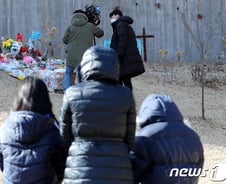 [사진] [단독] 정인이 묘소 찾아간 이영애 가족