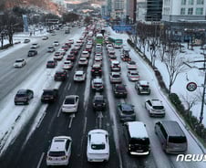 [르포]차량도 시민도 '엉금엉금'…폭설에 추위에 출근길 '난리통'
