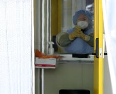 [르포]최강 한파 속 선별진료소 의료진 “춥다고 멈출 수는 없죠”