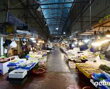 [르포] 확진자 잇단 발생에 발길 '뚝'…광주 양동시장 상인들 울상