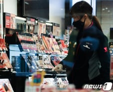 "이젠 외출 준비"…백신 접종 앞두고 설레는 화장품·패션株