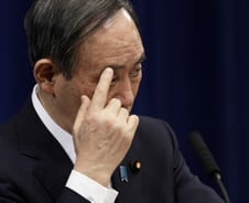 日스가의 인기 추락, 文도 부진…희미해지는 정상회담