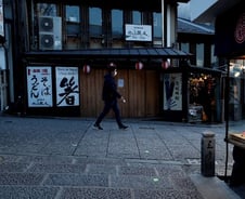 냉정 잃은 건 후퇴해서다…'잃어버린 시대' 갇힌 일본