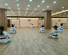 자진 휴관 태권도관장, 마스크 제공 카페사장…K방역 영웅들 