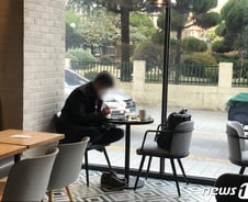 [르포] "혼자 온 손님 시간 제한 있나요?"…카페 취식 첫날 우왕좌왕