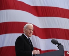 바이든, 취임 첫날부터 '트럼프 뒤집기'…17개 행정명령 쏟아낸다