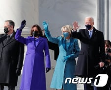 [속보] 바이든, 취임식 무대 입장…美대통령 취임식 시작