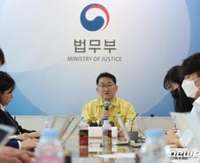 [단독]檢, '김학의 출금 승인 키맨' 출입국본부장 휴대전화 압수