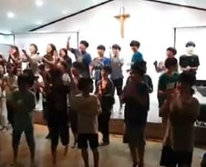 [단독] 방역 비웃듯…TCS국제학교, 노마스크 수십명 춤추며 생일파티