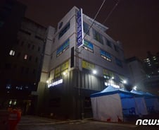 [르포]'100명 확진' 광주 TCS 건물안 한밤중 사람들 분주