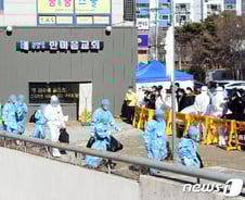 [르포] "어린애들이 무슨 잘못이야…" 113명 확진자 이송 '탄식' 