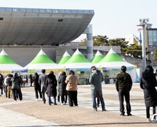 [르포] '하루 100명대 확진' 광주, 임시 선별검사소 북적