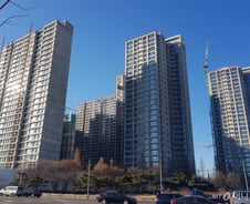 '사고보니 불법 분양권' 나는 쫓겨나는데 옆 아파트는 안 쫓겨난다고?