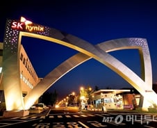 [단독]SK하이닉스 기본급 400% 성과급 확정…과장급 1200만원