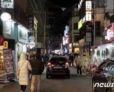 [르포]활기 찾은 제주 밤 거리…자영업자·시민 "10시 연장 환영"