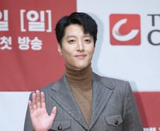 [단독] 이동건, 이혼 1년만에 '여행 예능'으로 활동 재개