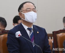 [단독]홍남기 자신하던 '코로나 피해자료'…도·소매업 카드실적 더 늘었다