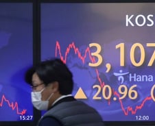 크게 출렁인 코스피…"KO 아닌 판정승 전략으로"