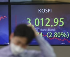 3.9조 던진 외인·기관, 3.8조 담은 개미…코스피 3000 지켰다